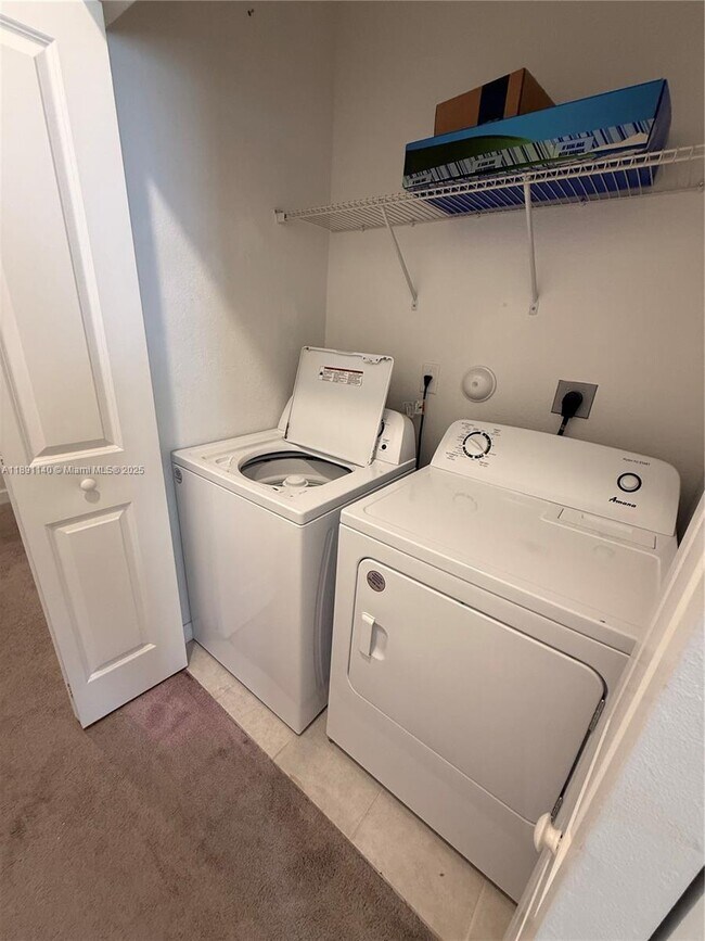 Building Photo - 1021 SE 27th Terrace