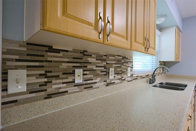 Building Photo - 686 Manor Dr W