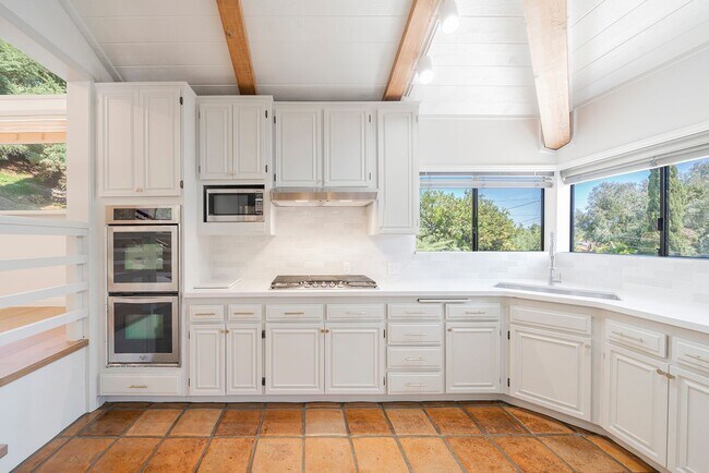Building Photo - Beautifully Renovated Woodland Hills Home