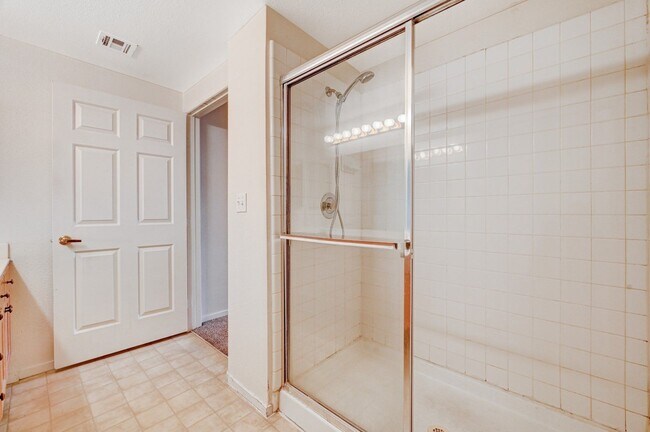 Building Photo - Beautifully Designed 2 Bedroom Condo in North Summerlin!