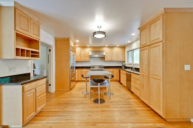 Building Photo - Amazing Midtown Home on a Quiet Cul-de-sac.