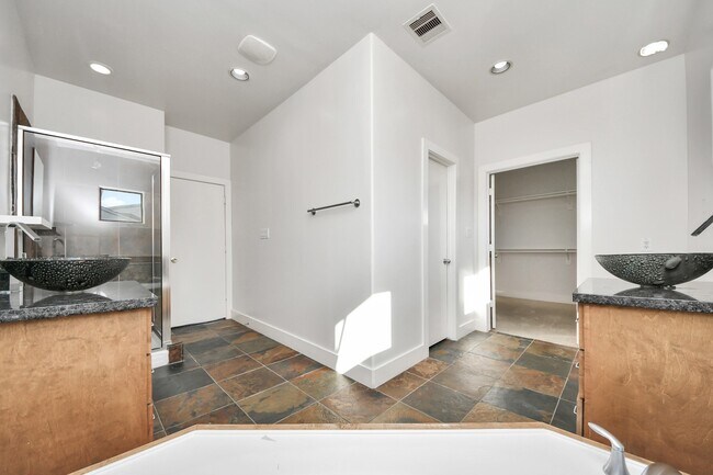 Building Photo - 2911 Chartres St