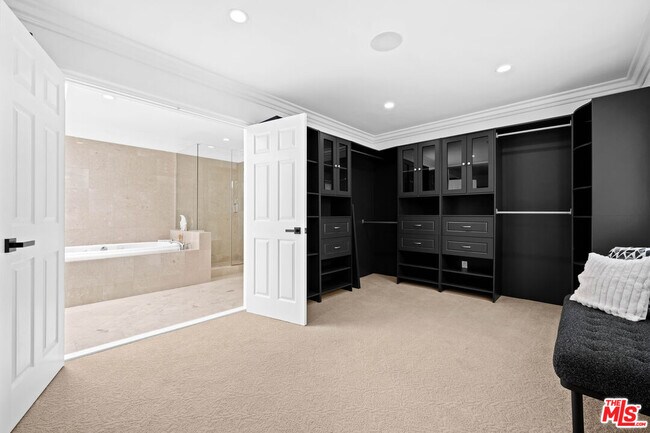 Building Photo - 2563 Hutton Dr