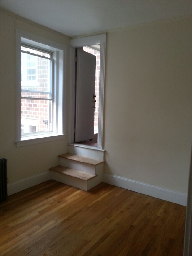 Building Photo - 4 Bed / 2 Bath in Brookline | Heat & Hot Water Included | 9/1