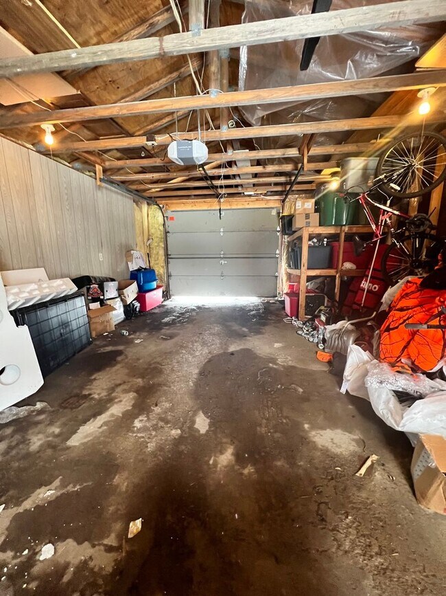 Building Photo - 1318 N 19th Ave E