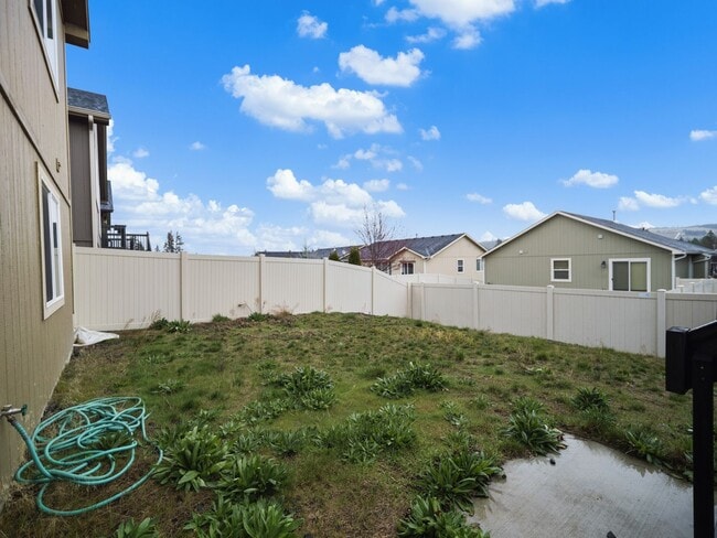 Building Photo - Spacious 5-Bedroom Home with Private Yard & Parking in Spokane