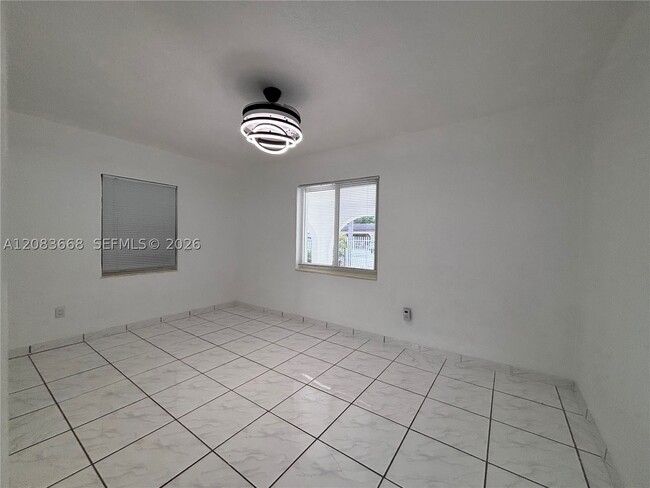 Building Photo - 911 NW 30th Pl
