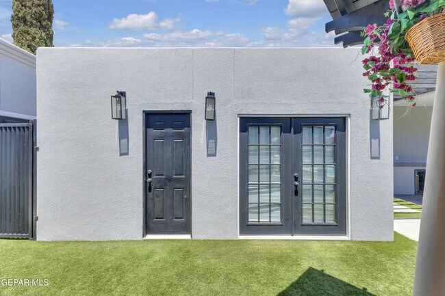 Building Photo - 2085 Paseo Del Prado Dr