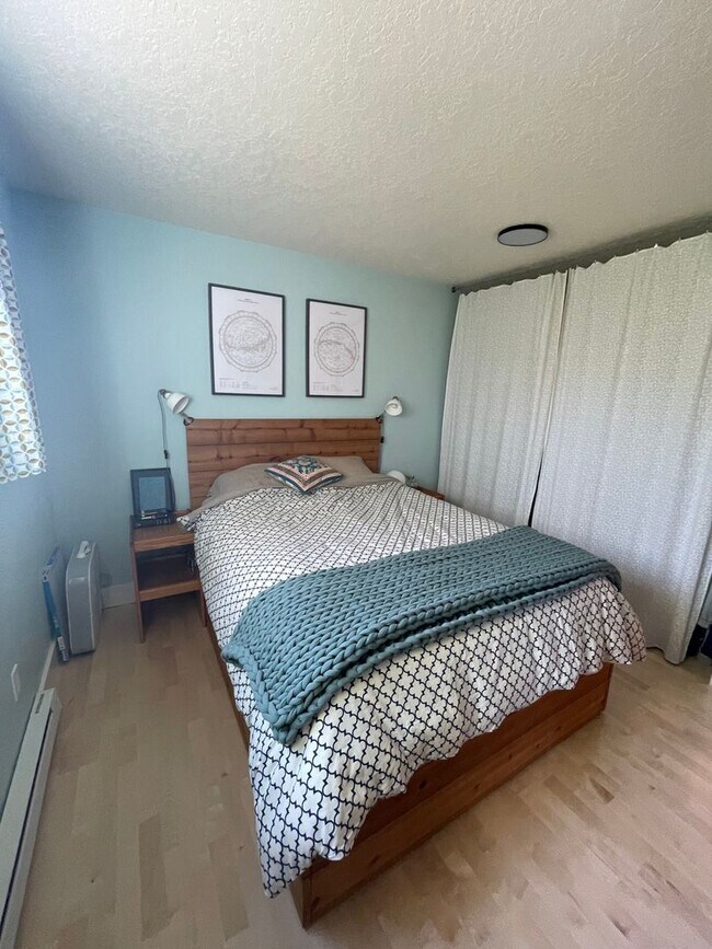 Building Photo - Charming 1-bedroom, 1-bathroom Condo in Phinney Ridge.