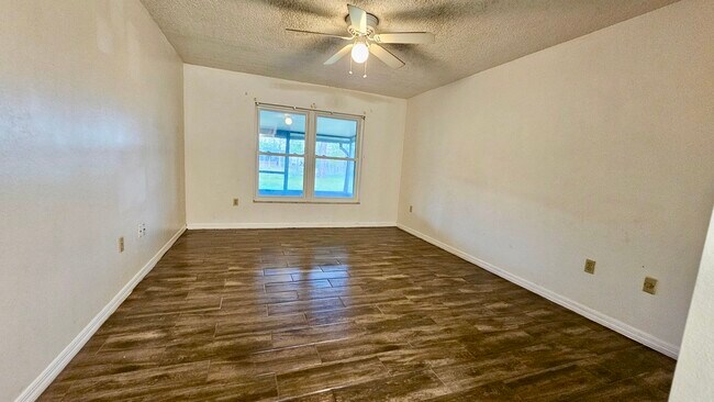 Building Photo - 1371 Melshire Ave