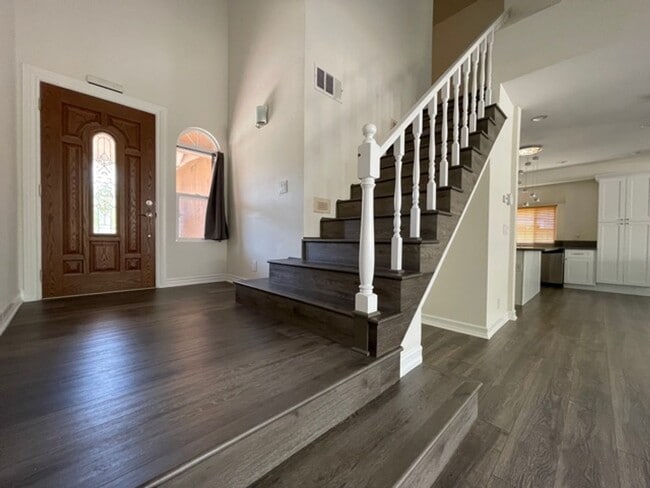 Building Photo - BEAUTIFUL 4 BEDROOM + 3 BATHROOM HOUSE IN SANTA CLARITA AVAILABLE NOW!