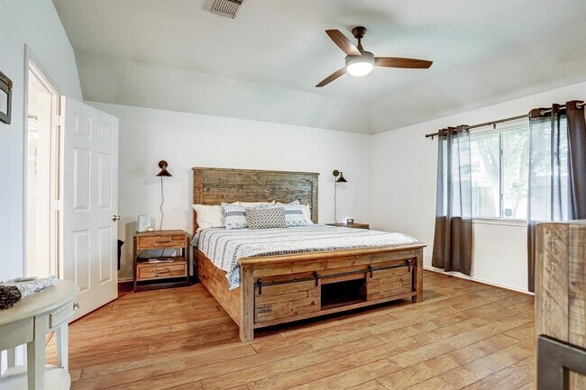 Building Photo - 12230 Cypress Shores Dr