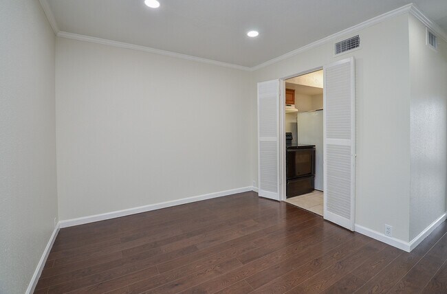 Building Photo - 2121 Fountain View Dr