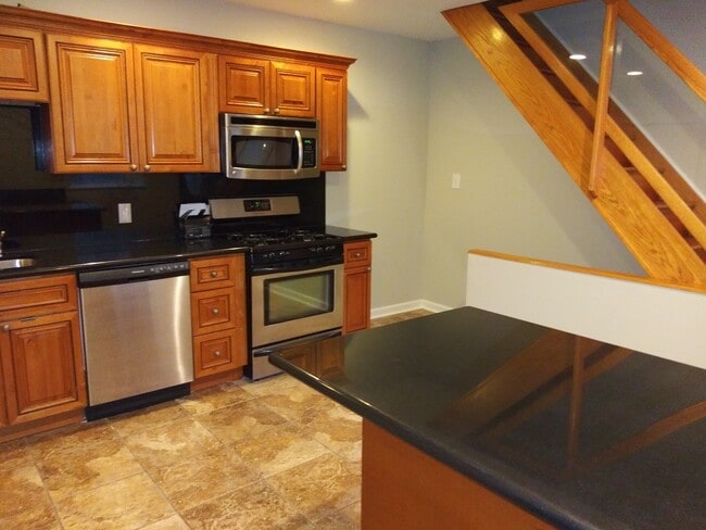 Building Photo - 733 Carpenter St