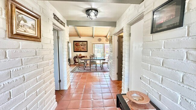 Building Photo - Beautifully Appointed & Fully Furnished, S...