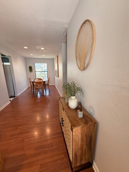 Front entrance and dining room - 3202 Locke Ln