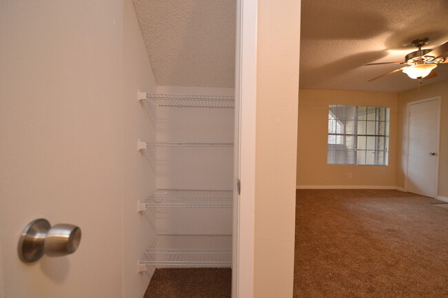 Building Photo - 1/1 Condo in GATED ~ LAKEFRONT community i...
