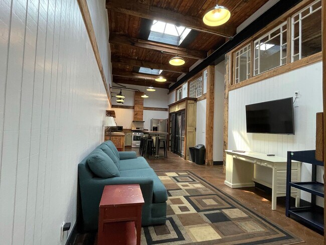 Building Photo - 1/2 off 1 month-Charming Industrial 4 Bedroom/4 Bathroom Apartment in Pigtown, MD!