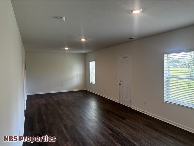 Building Photo - 935 Utopia Ln
