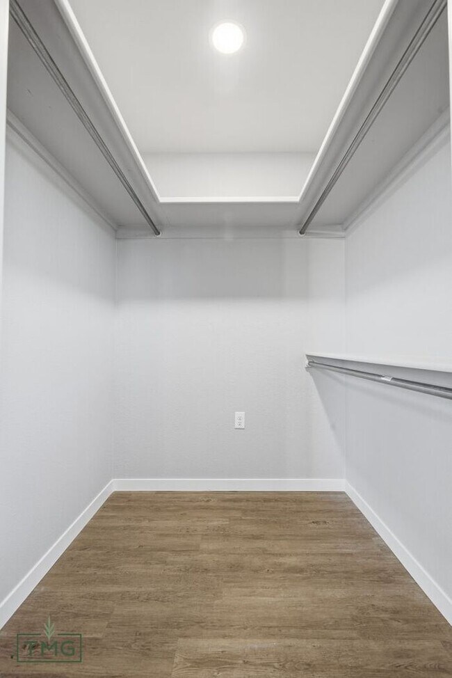 Building Photo - Fully Updated 2 Bed / 2 Bath Duplex – Prime Broken Arrow Location!