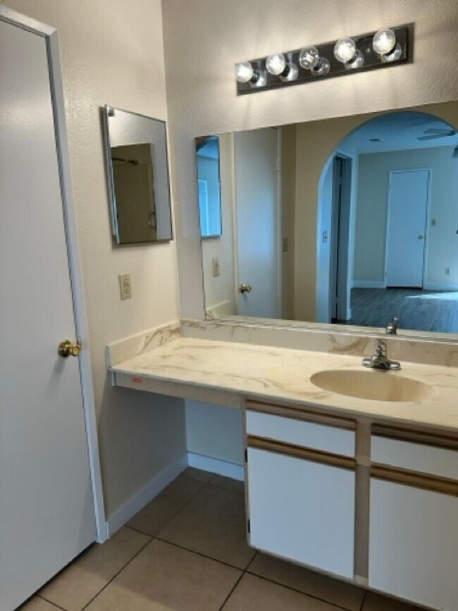 Building Photo - Newly Renovated 1 Bedroom!