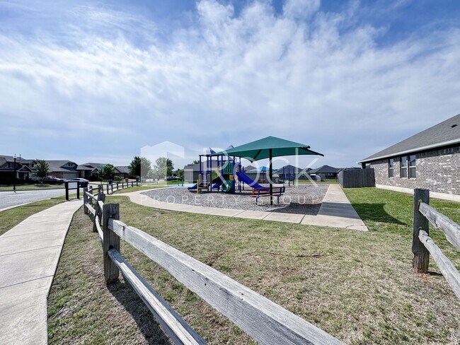 Building Photo - 3-bedroom home with Storm Shelter in Westmoore area