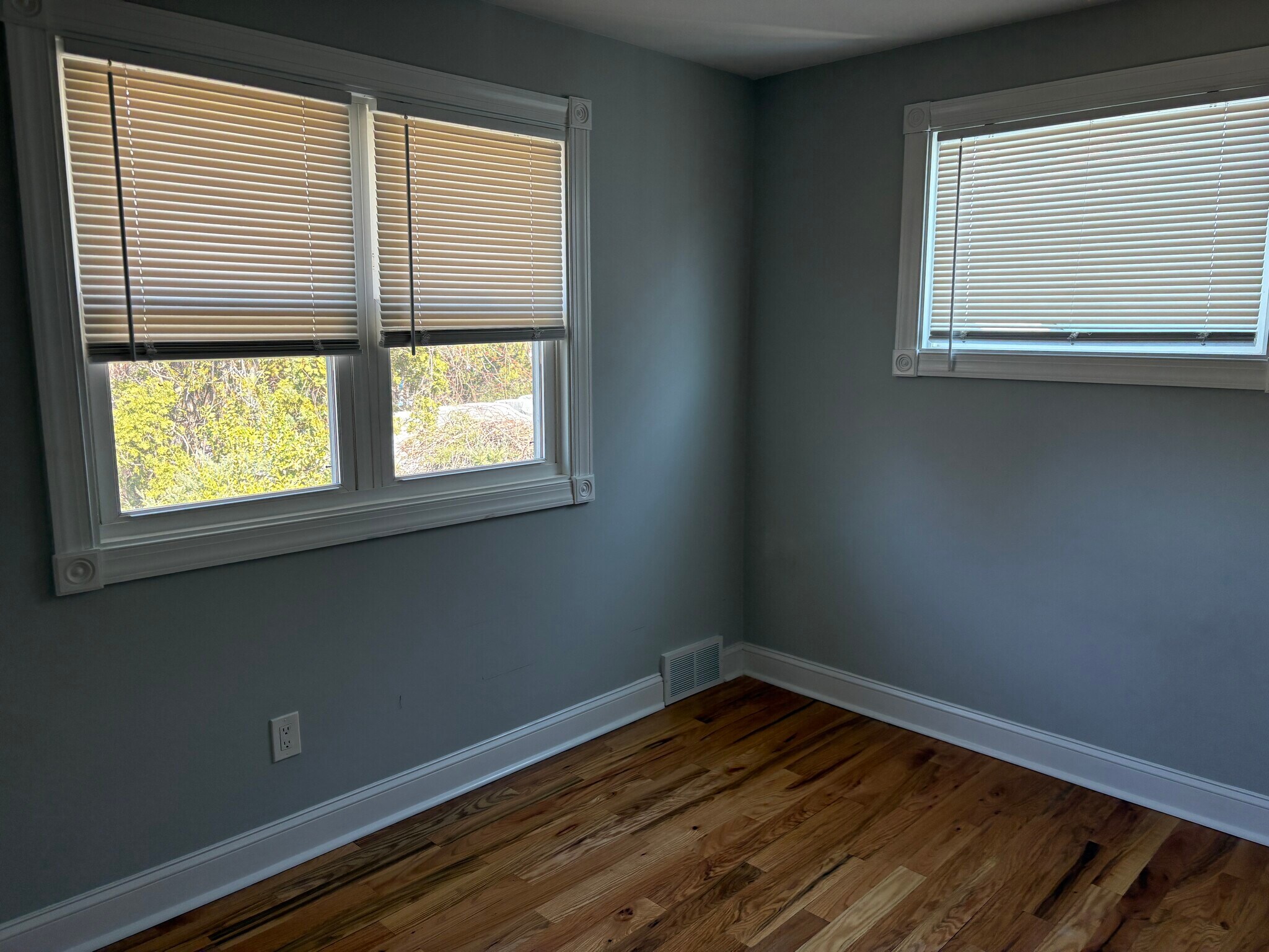 Building Photo - 533 W Kings Hwy