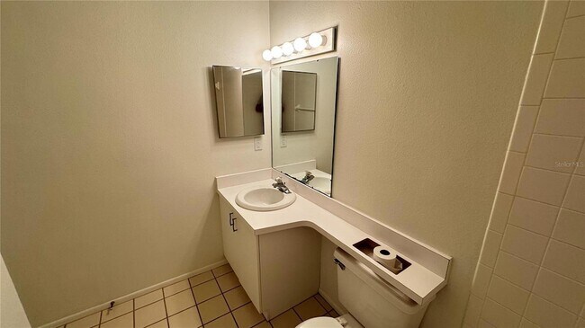 Building Photo - 950 Waterside Ln