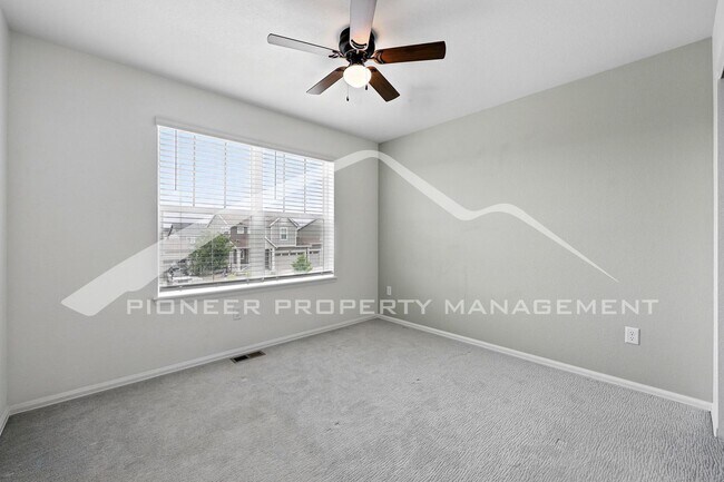 Building Photo - Spacious Home with Washer/Dryer and Centra...