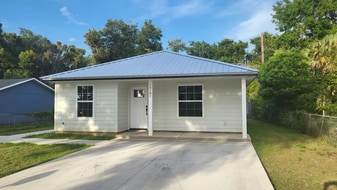 House front with private driveway - 1618 Fountain Ave