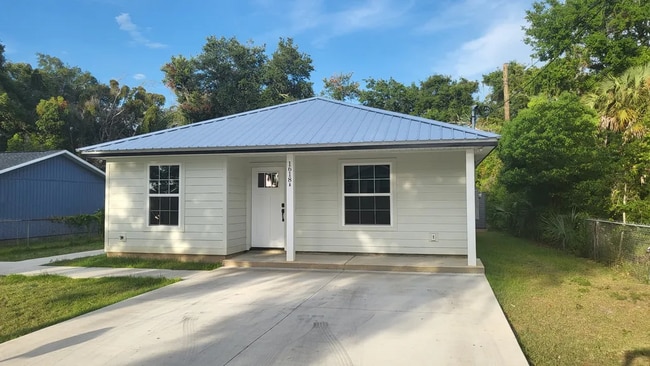 House front with private driveway - 1618 Fountain Ave