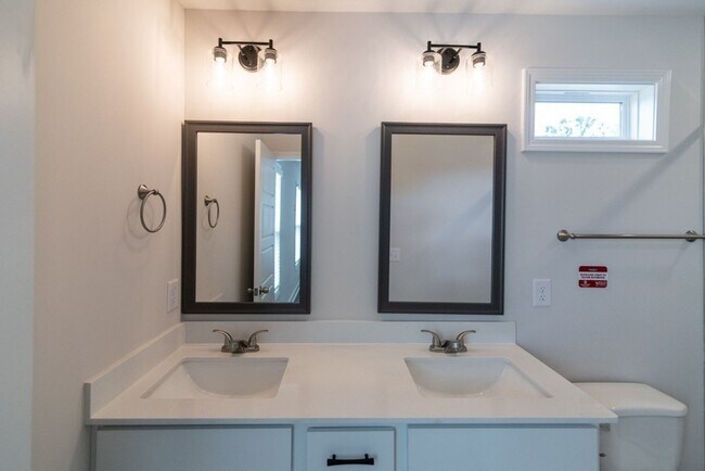 Building Photo - Gorgeous Single Family Home