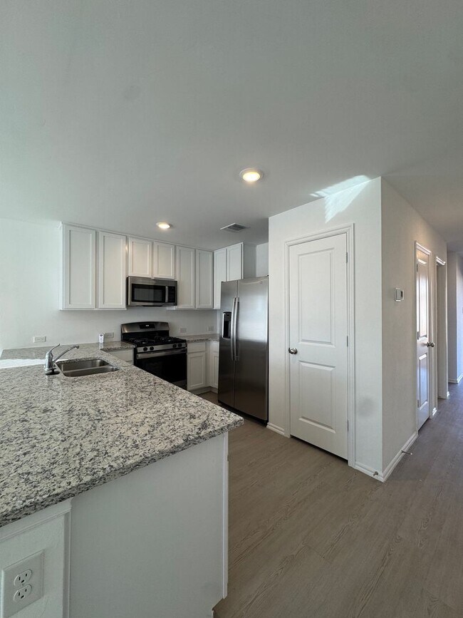 Building Photo - Brand New Home + Edmond Schools + All Applicances