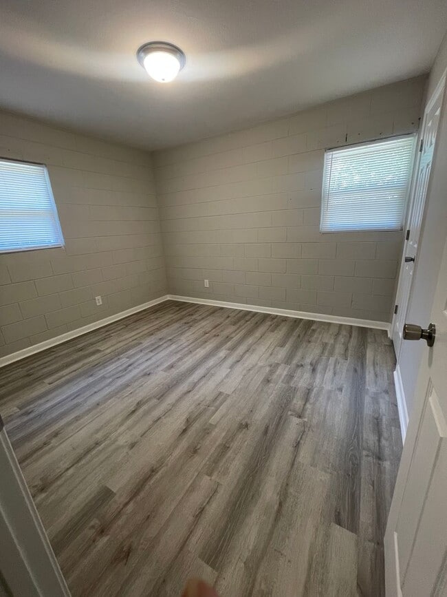 Building Photo - Modern Charm in Gloverville SC