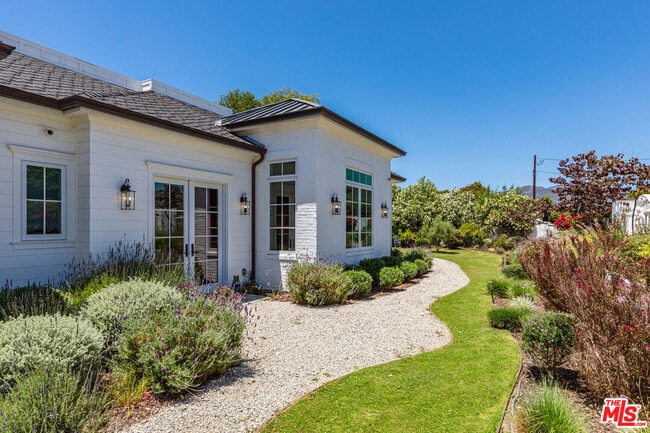 Building Photo - 6671 Dume Dr