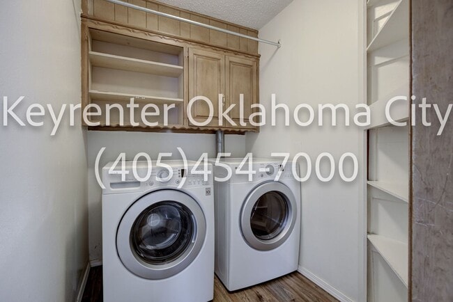 Building Photo - Massive 3BD/2BTH Home Minutes from the Highway.