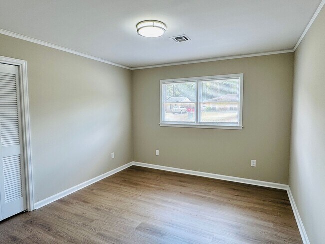 Building Photo - Room to Roam, Comfort to Stay — This Updat...
