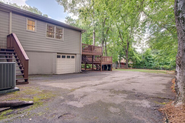Building Photo - 2610 Woodlawn Dr