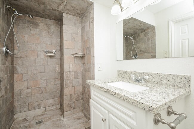 Building Photo - 1825 Live Oak Dr