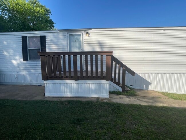 Building Photo - 5012 Shoreline Cir W