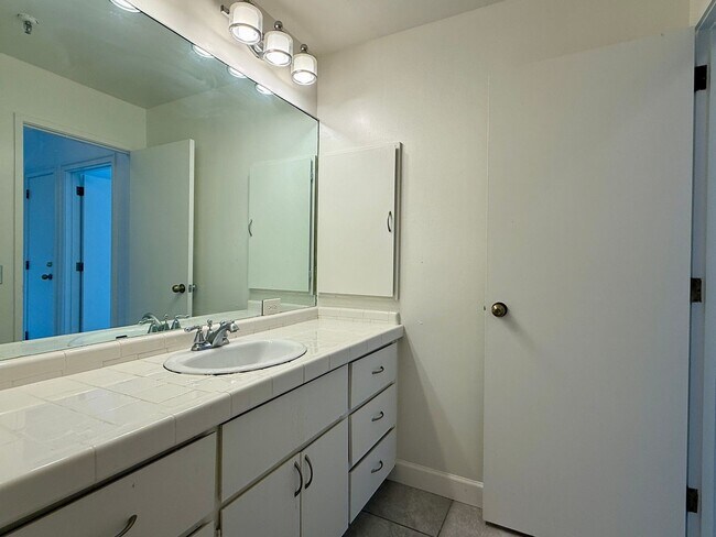 Building Photo - Top Floor Condo in Nob Hill