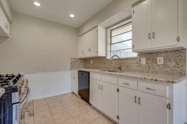 Building Photo - 2500 Quail Ridge Dr