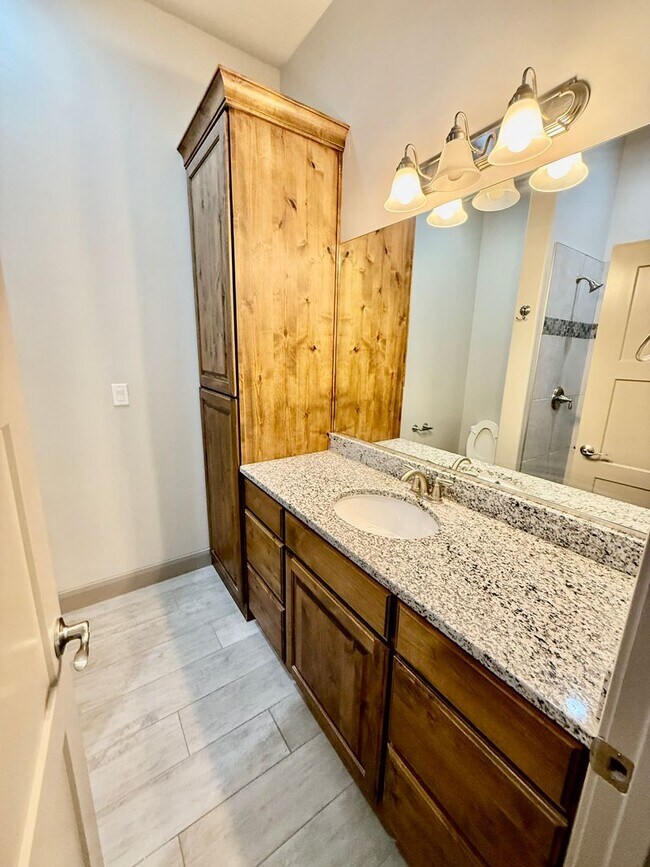 Building Photo - Spacious 2-Bedroom Duplex with Den & Fence...