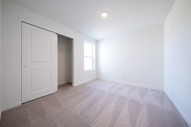 Building Photo - 10429 Ithaca Ln N