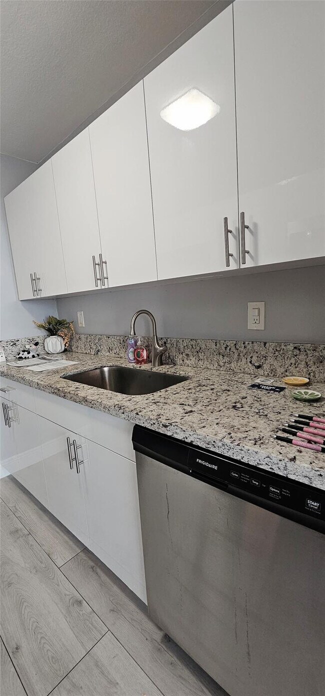 Building Photo - 2000 NE 135th St