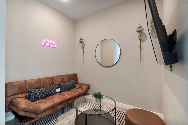 Primary Photo - 16601 N Parkview Pl