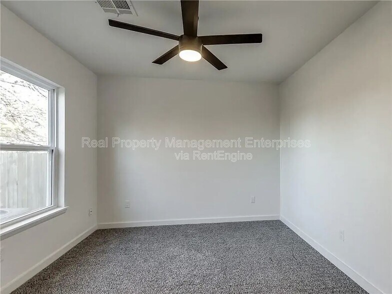 Building Photo - 2221 NW 34th St