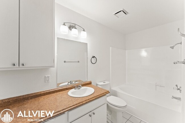 Building Photo - Updated 2 Bed, 1.5 Bath Condo in Gated Crosspointe Village