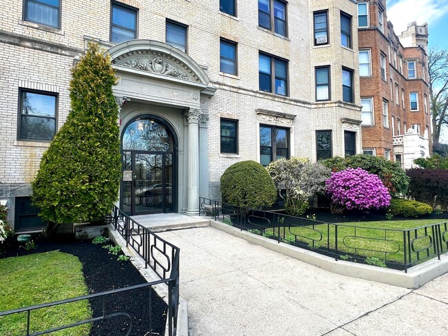 Building Photo - Renovated Top Floor 1-Bed on Park Drive | ...