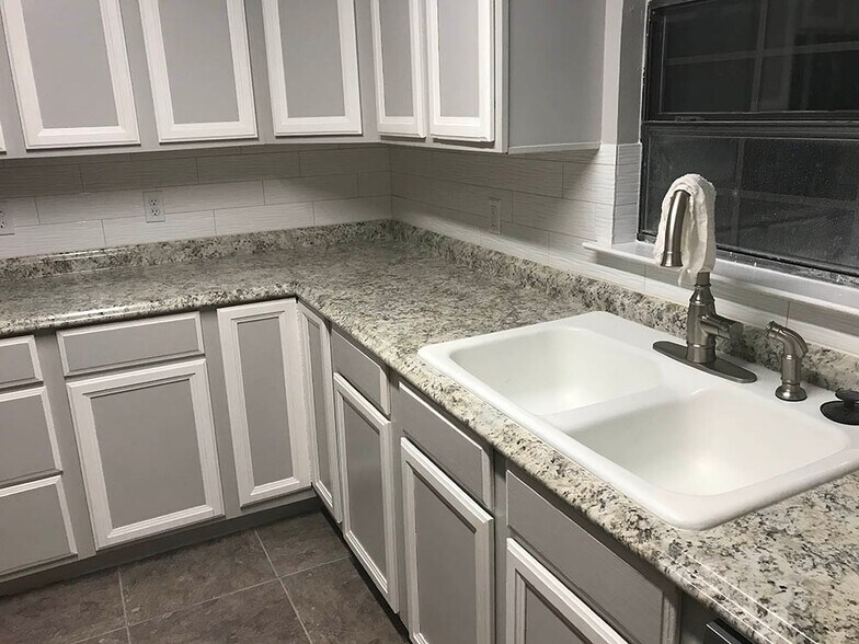 Kitchen - 1304 W Lakeland Dr